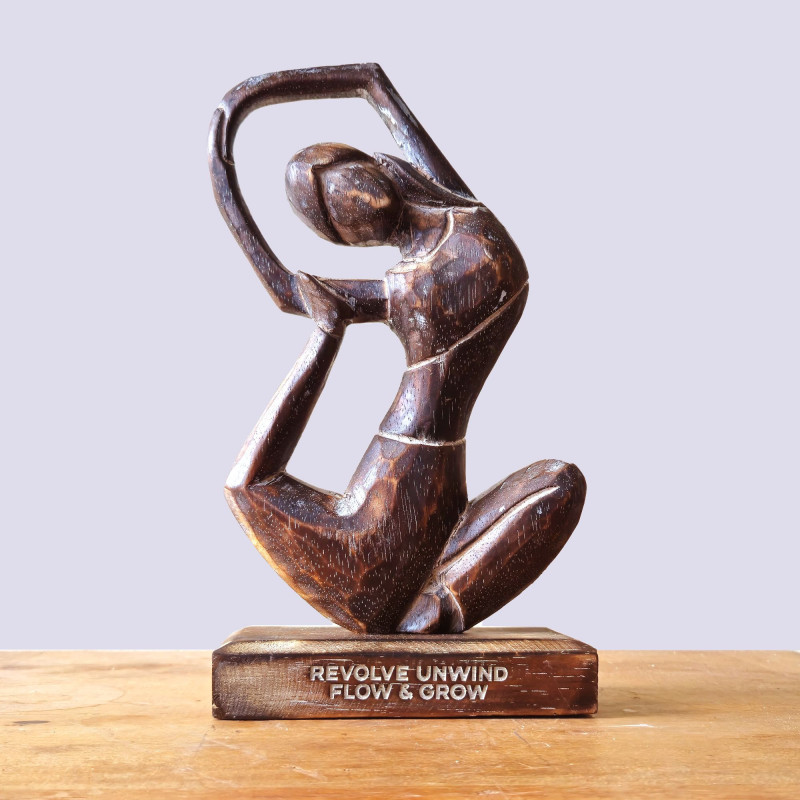 Yoga Lady en bois - Antique - Posture de rotation - « Tourner, se détendre, s'écouler et grandir »