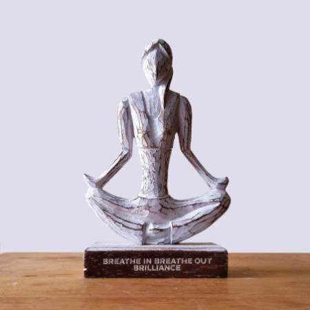 Dame de yoga en bois - Blanchiment - Pose facile - « Inspirez, expirez, brillance »