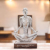 Dame de yoga en bois - Blanchiment - Pose facile - « Inspirez, expirez, brillance »