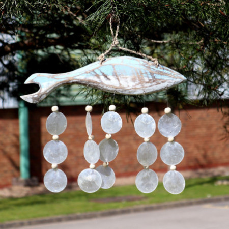 Sculpture de poisson bleu délavé et gouttes de copis naturelles