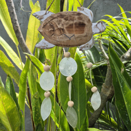 Sculpture de tortue blanchie à la chaux et goutte de copis naturel