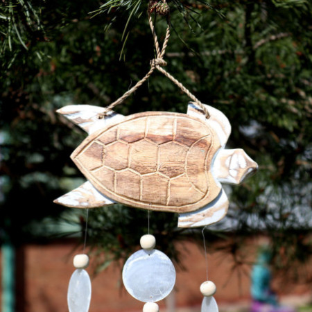 Sculpture de tortue blanchie à la chaux et goutte de copis naturel