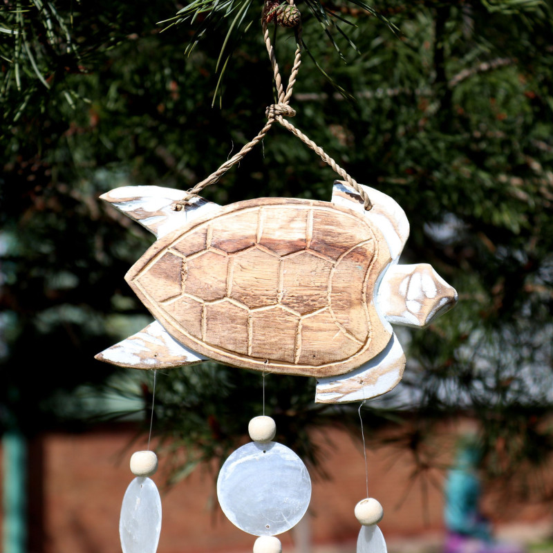 Sculpture de tortue blanchie à la chaux et goutte de copis naturel