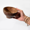 Bol moyen en noix de coco naturelle sur support