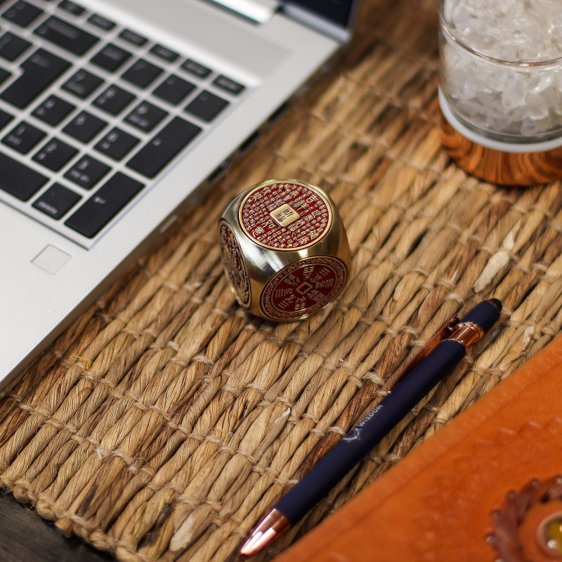 Feng Shui Fortune - Cube de prospérité rouge et laiton - Plat