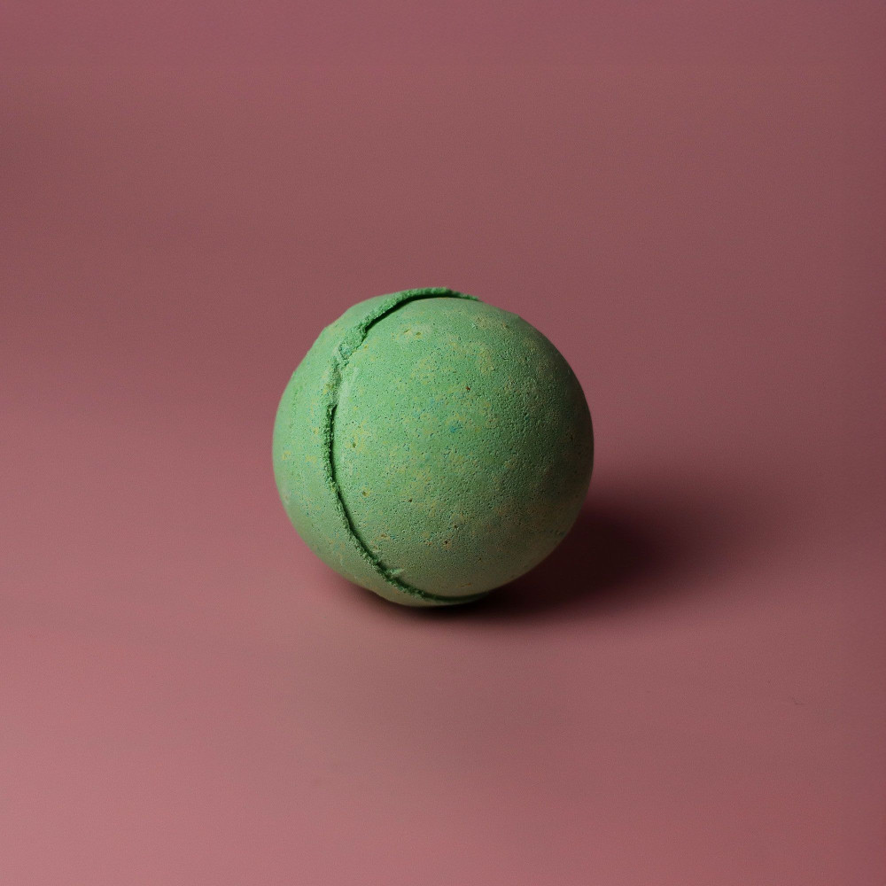 Bombe de bain à la menthe poivrée et à l'arbre à thé
