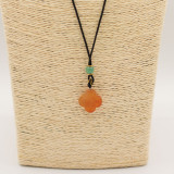 Collier cordon avec pendentif en pierre précieuse - Trèfle en jade rouge