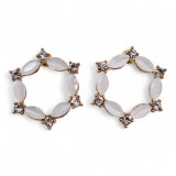 Boucles d'oreilles en perle, verre vintage et créoles.