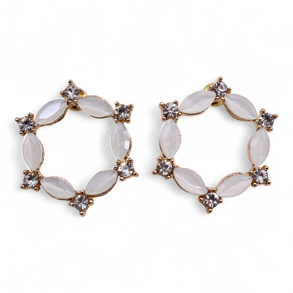 Boucles d'oreilles en perle, verre vintage et créoles.