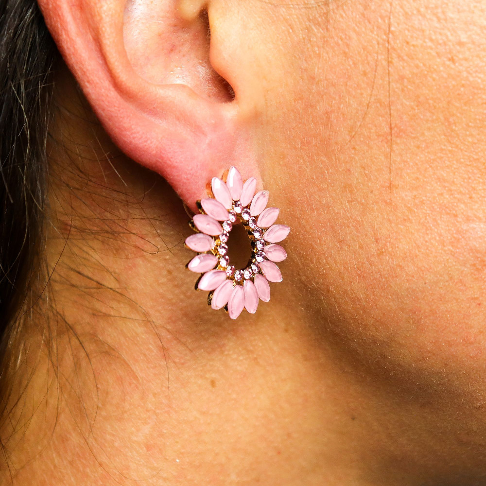Boucles d'oreilles créoles rose pâle en verre vintage.