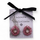 Boucles d'oreilles créoles rose pâle en verre vintage.