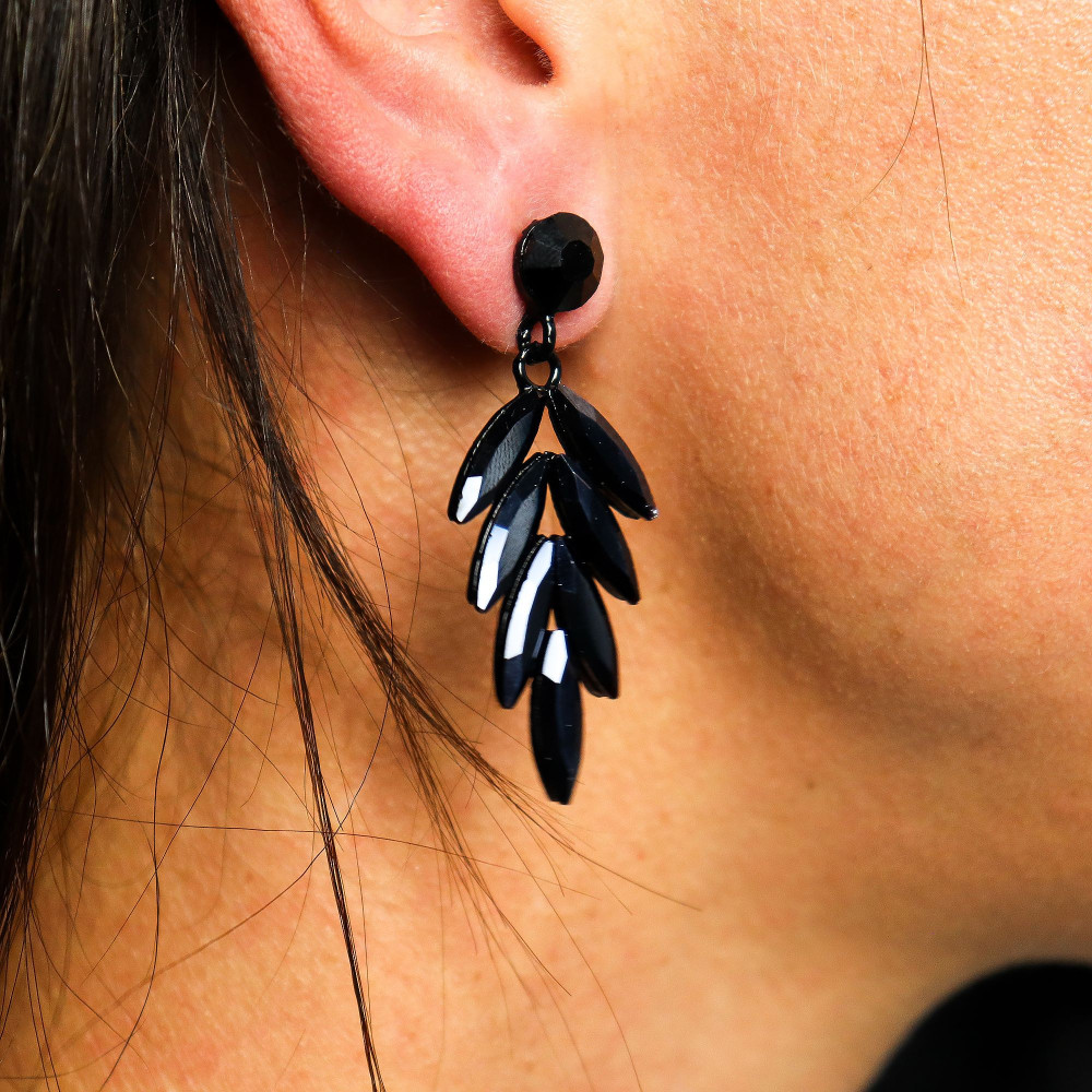 Boucles d'oreilles pendantes en verre vintage noir de jais.