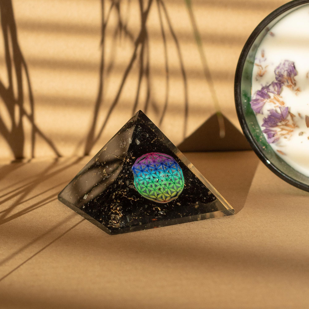 Petites pyramides d'organite 5,5 x 4,5 cm - Fleur de Vie - Éclats de tortaline noire