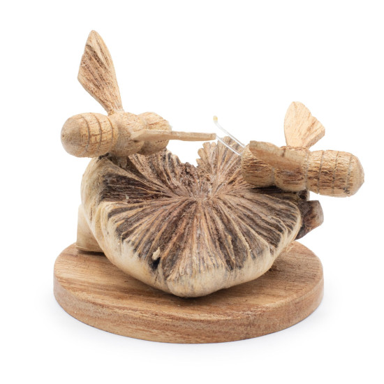 Sculpture artisanale en bois représentant des parasites - Abeilles en cours de réalisation