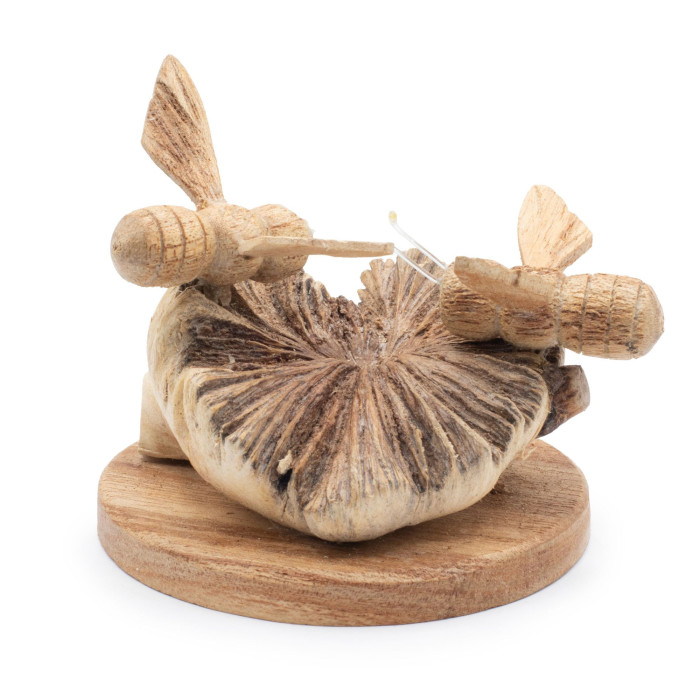 Sculpture artisanale en bois représentant des parasites - Abeilles en cours de réalisation