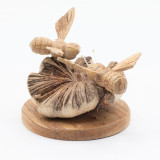 Sculpture artisanale en bois représentant des parasites - Abeilles en cours de réalisation