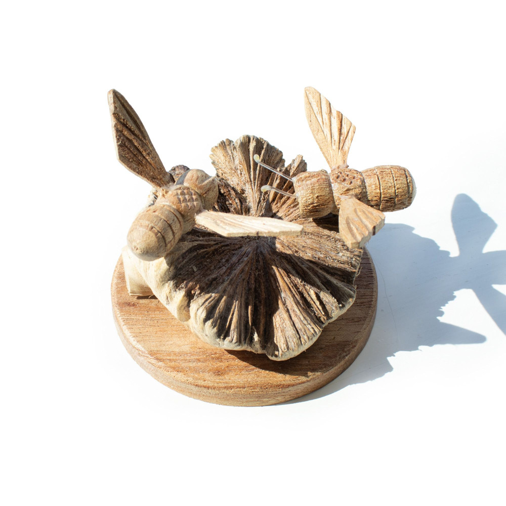 Sculpture artisanale en bois représentant des parasites - Abeilles en cours de réalisation