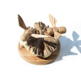 Sculpture artisanale en bois représentant des parasites - Abeilles en cours de réalisation