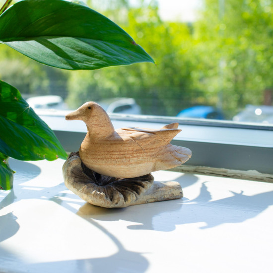 Sculpture artisanale en bois représentant un parasite - Canard sauvage au repos