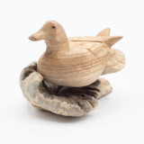 Sculpture artisanale en bois représentant un parasite - Canard sauvage au repos