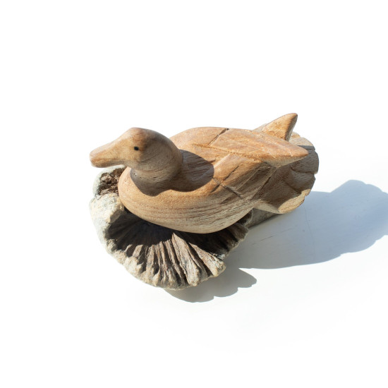 Sculpture artisanale en bois représentant un parasite - Canard sauvage au repos