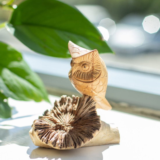 Sculpture artisanale en bois représentant un parasite - Observation des hiboux