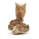 Sculpture artisanale en bois représentant un parasite - Observation des hiboux