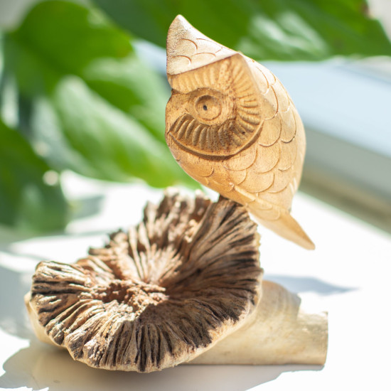 Sculpture artisanale en bois représentant un parasite - Observation des hiboux