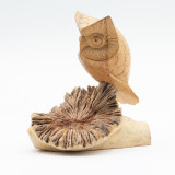 Sculpture artisanale en bois représentant un parasite - Observation des hiboux