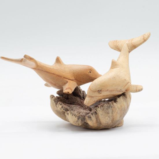 Sculpture artisanale en bois représentant des dauphins en train de jouer, inspirée des parasites.