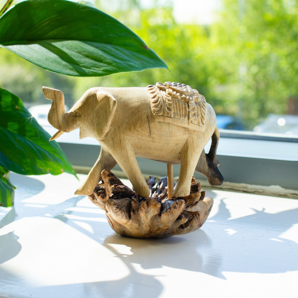 Sculpture artisanale en bois représentant un parasite - Éléphant qui marche