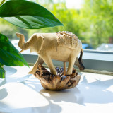 Sculpture artisanale en bois représentant un parasite - Éléphant qui marche