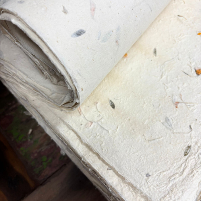 Papier d'emballage et de loisirs créatifs Lokta 51 x 76 cm - Coton à motifs floraux variés