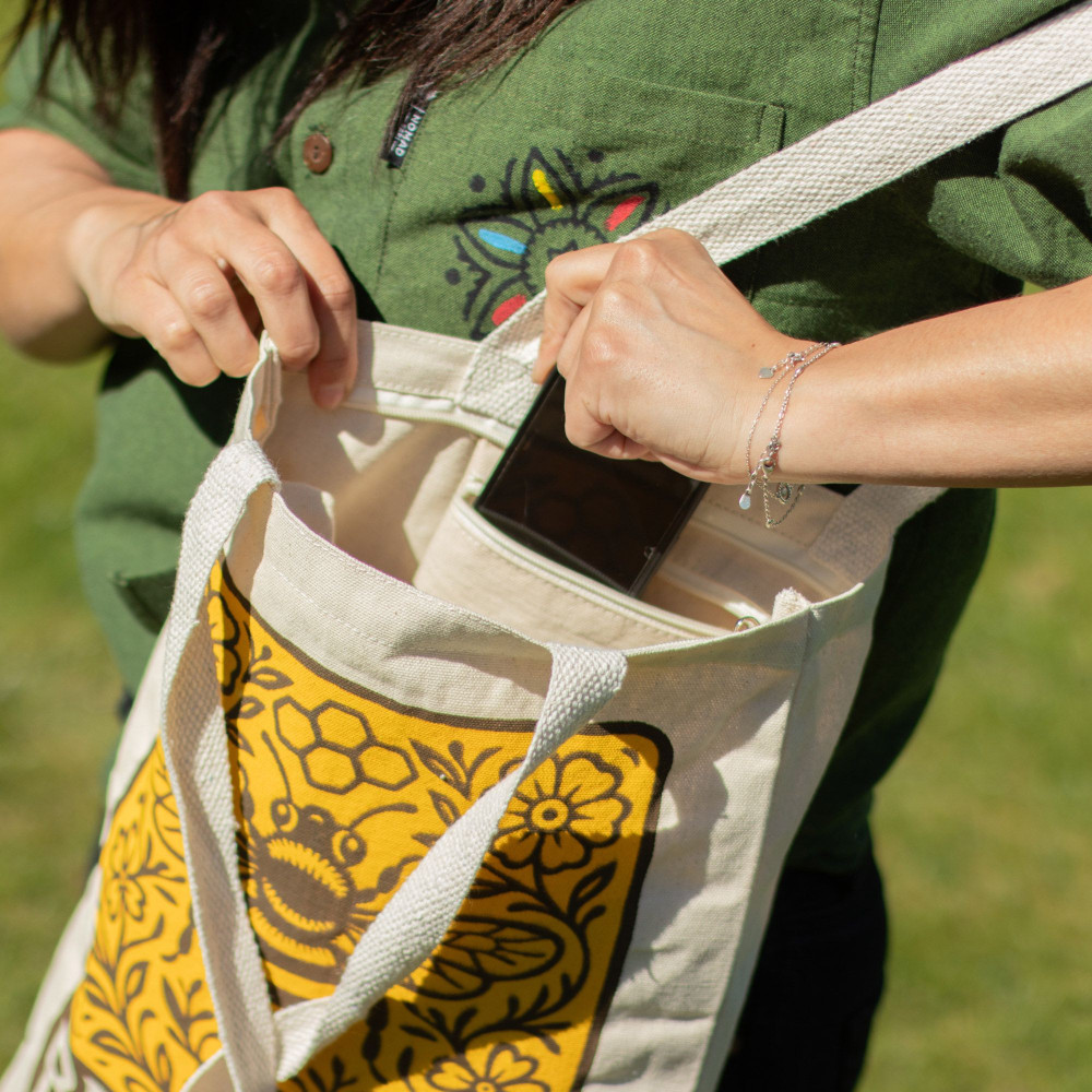 Sac cabas iconique Toni de Nomad Sari - Bee Kind - Naturel 283 ml