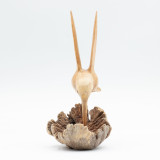 Sculpture artisanale en bois représentant un colibri buvant du nectar - Parasite