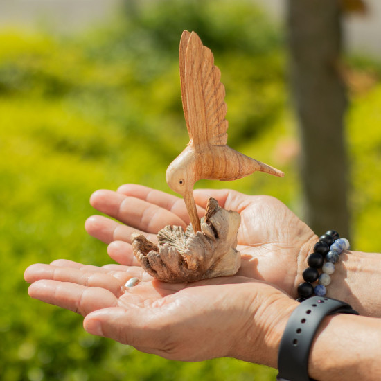 Sculpture artisanale en bois représentant un colibri buvant du nectar - Parasite