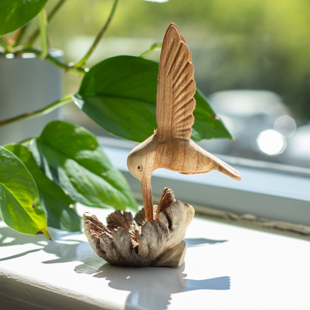 Sculpture artisanale en bois représentant un colibri buvant du nectar - Parasite