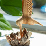 Sculpture artisanale en bois représentant un colibri buvant du nectar - Parasite