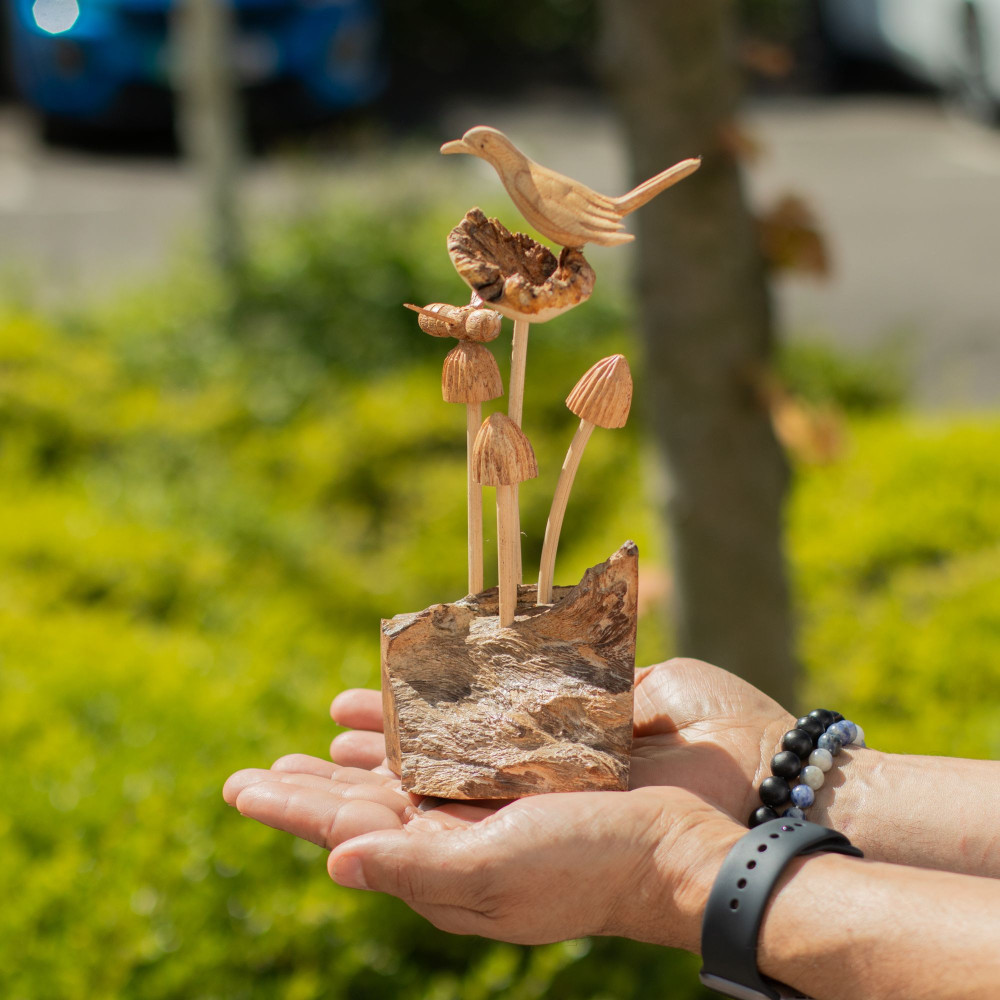 Sculpture artisanale en bois représentant un parasite - Oiseau et abeille sur des champignons