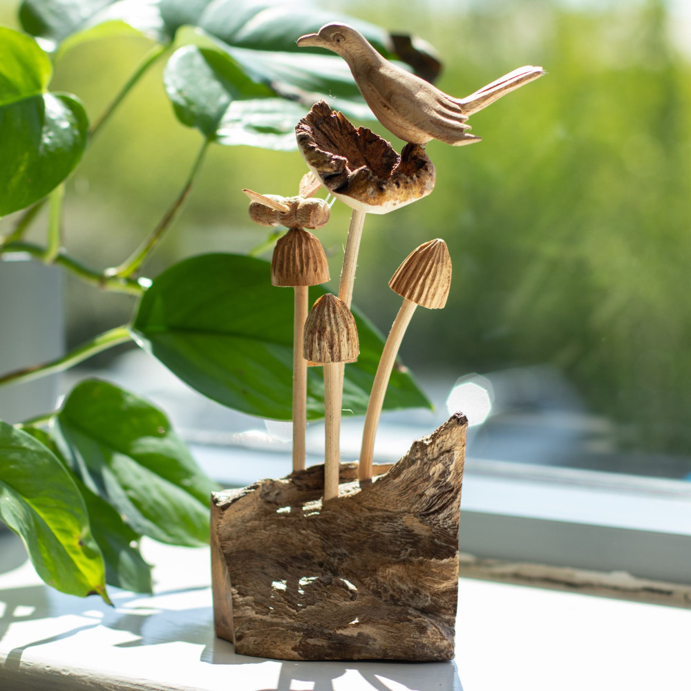Sculpture artisanale en bois représentant un parasite - Oiseau et abeille sur des champignons