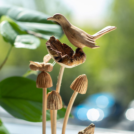 Sculpture artisanale en bois représentant un parasite - Oiseau et abeille sur des champignons