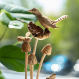 Sculpture artisanale en bois représentant un parasite - Oiseau et abeille sur des champignons