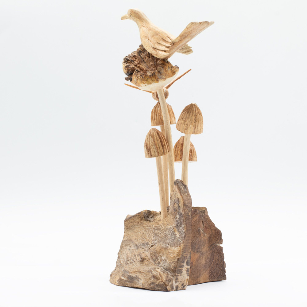Sculpture artisanale en bois représentant un parasite - Oiseau et abeille sur des champignons