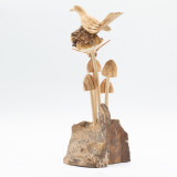 Sculpture artisanale en bois représentant un parasite - Oiseau et abeille sur des champignons