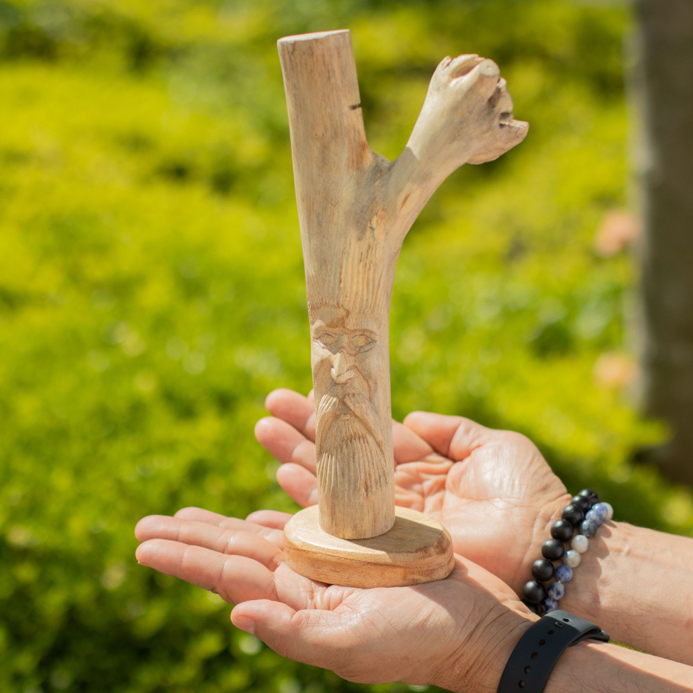 Sculpture artisanale en bois représentant un parasite - Greenman