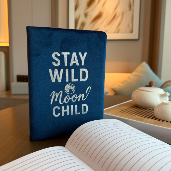 Carnet en velours bleu foncé - 80 pages - Stay Wild Moon Child