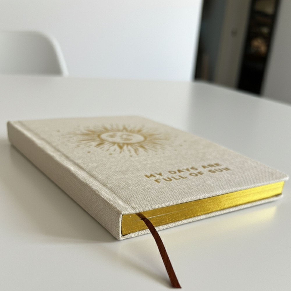 Journal de gratitude ivoire avec doublure dorée - 120 pages - Mes journées sont remplies de soleil