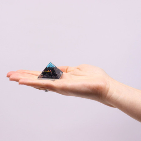 Pyramide d'orgonite SM 25 mm Gemchips et cuivre
