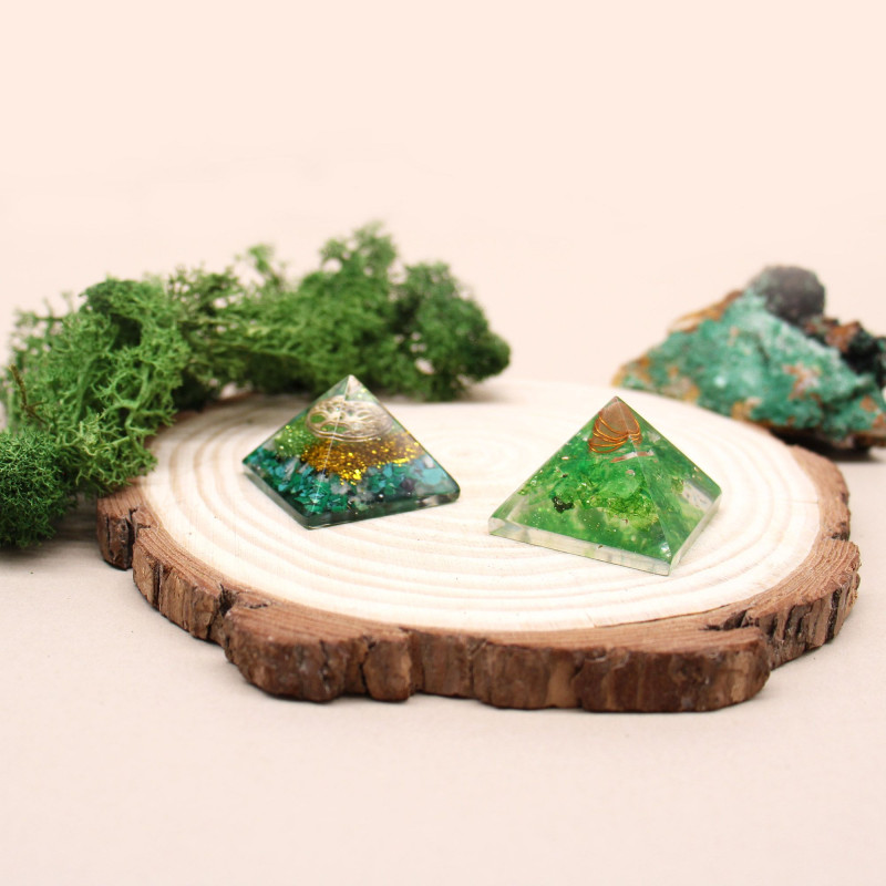 Pyramide d'orgonite SM 25 mm Gemchips et cuivre
