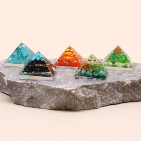 Pyramide d'orgonite SM 25 mm Gemchips et cuivre